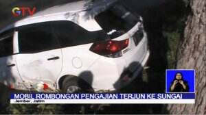 Mobil Pembawa Rombongan Pengajian Terjun Ke Sungai