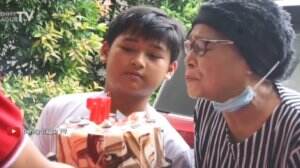 Kado Berlian Denny Cagur Untuk Ibunda