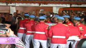 Isak Tangis Pelayat Sambut Jenazah Habibie