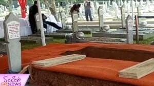 Jenazah Habibie Dimakamkan Di Sebelah Makam Ainun Habibie