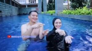 Rezky Temani Sang Istri Berolahraga