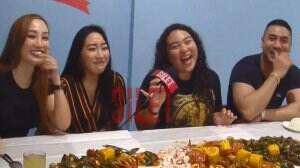 Keseruan Clara Kaizer Makan Seafood Bersama Keluarga