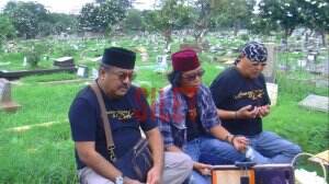 Kehadiran Keluarga Besar Si Doel The Movie Ke Makam Alm. Benyamin Sebagai Bentuk Tradisi.