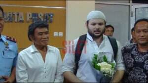 Rhoma Irama Tak Bisa Menahan Air Mata Saat Menjemput Ridho Rhoma
