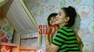 Keseruan Venna Melinda & Vania Athabina Belajar Sebelum Tidur