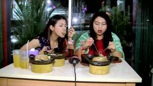 Arifah, Clara, Dan Kasman Ditantang Makan Bakso Pedas Jumbo