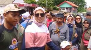 Para Selebriti Mendatangi Desa Cigudeg, Salah Satu Tempat Dampak Banjir Dan Longsor