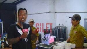 Syahrudin 'Sapri' Ditantang Makan Bakso Ukuran Besar