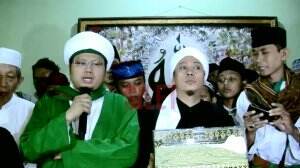 Opik Gelar Acara Pensucian Rambut Nabi