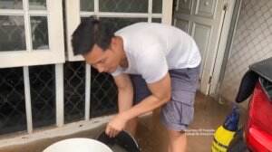 Intip Aksi Para Selebritis Bersih-Bersih Rumah Selepas Banjir Melanda