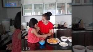 Kompaknya Vena dan Vania Bermain Di Rumah Aja