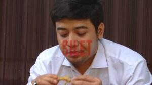 Kriss Hatta Ditantang Makan Ceker Super Pedas