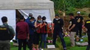 Karen Pooroe Harus Menahan Hati Saat Anaknya Harus Diotopsi