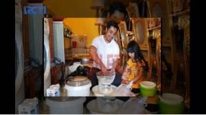 Keahlian Ustadz Riza Menyenangkan Keluarga Dengan Memasak