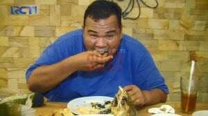 Fahmi Bo Bosan Makan Ketupat