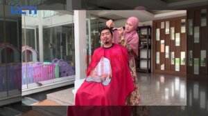 April Jasmine Jadi Tukang Cukur Dadakan