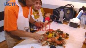 Hebohnya Mastur Makan Seafood Tak Pakai Piring