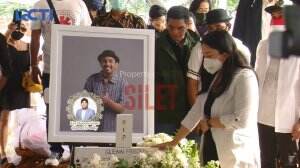 Proses Pemakaman Mendiang Glenn Fredly