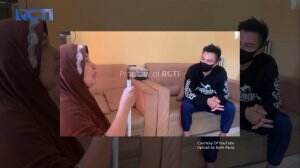 Baim Wong Bantu Ibu Penderita Katarak Operasi Mata