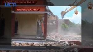 Diduga Istri Selingkuh, Suami Robohkan Rumah