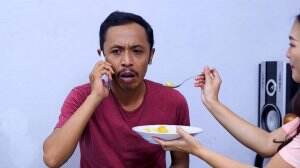 Ojak Minta Disuapin Lontong Sayur