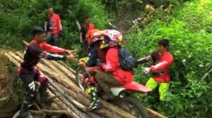 Motor Taril Atiya Nyangkut di Jembatan Kayu-Kayu - Travel Addict Eps. 128