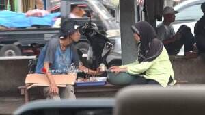 Nenek Uwih Menolak Ajakan Agen Untuk Ikut Mengemis - Pantang Ngemis Eps. 4