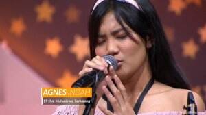 Agnes Kontestan Yang Bernyanyi Dengan Saksofon