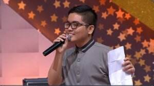 Sebelum Perkenalan Diri Kontestan Parto Fransiskus Membacakan Puisi Untuk Rossa