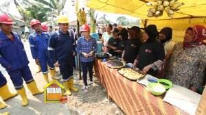 Warga Turut Membantu Tim Bedah Rumah Yang Membangun Rumah Ibu Kamsia