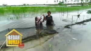 Dian Dan Bapak Sanen Menangkap Udang Di Empang