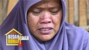Istri Pak Santaki Membantu Mencari Nafkah Jadi Buriuh Bungkus Ikan Asin
