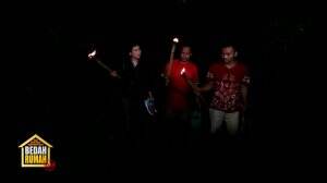 Pak Makmur Mencari Belut Di Malam Hari Untuk Mencari Tambahan