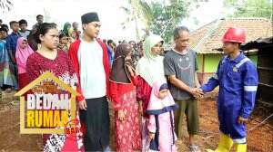 Pak Jaya Menyerahkan Rumahnya Kepada Tim Bedah Rumah