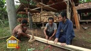 Kimi Mengikuti Kegiatan Pak Basri Mengangkut Balok Kayu