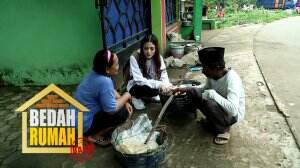Hesti Membantu Pak Rasam Berjualan Opak Keliling