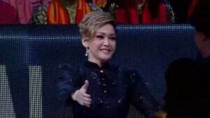 EPIC MOMENT! Ahmad Dhani Dan Maia Estianty Cipika Cipiki Di Meja Juri!