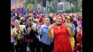 Mpok Elly Sugigi Ikut Senam