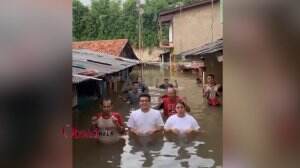 Tya Aristya Asyik Main TikTok Didalam Banjir