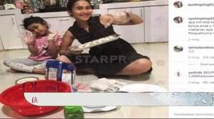 Ayu Ting Ting Asyik Bikin Cemilan Buat Putri Tercinta