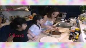 Gisel Masak Bareng Dua Koki Cilik