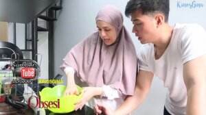 Menjelang Ramadan Gina Dan Konis Buat Takjil Sendiri