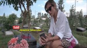 Jessica Iskandar Kunjungi Makam Olga Syahputra
