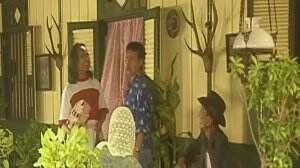 Mandra Beli Petasan Buat Menyambut Si Doel Pulang