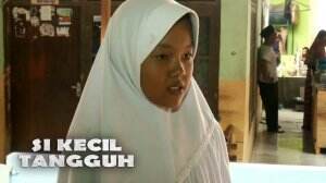Lilis bekerja mengambil sampah untuk kebutuhan hidupnya