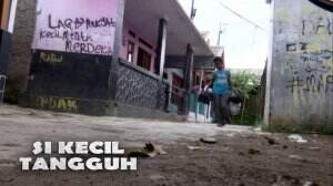 Semangat Aril Mengumpulkan Uang Dari Berjualan Papais Hingga Membuang Sampah Warga