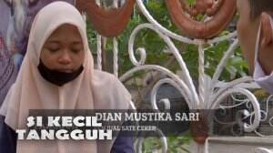 Dian Selalu Bantu Bapak Jualan Sate Ceker Keliling