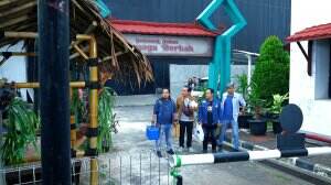 Gondrong Ciut Lihat Apoy CS - Amanah Wali 5 Eps. 23