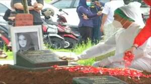 Proses Pemakaman Almh. Rina Gunawan