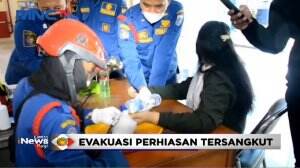 Seorang Wanita Terjepit Cincin Emas Di Jarinya